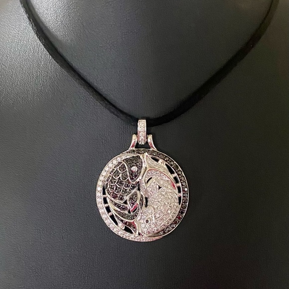 Yin and Yang necklace NIB - Picture 7 of 8